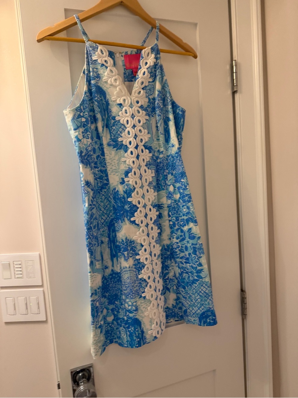 Lilly Pulitzer Pearl stretch shift dress in Toile me about it. Size 4. EUC